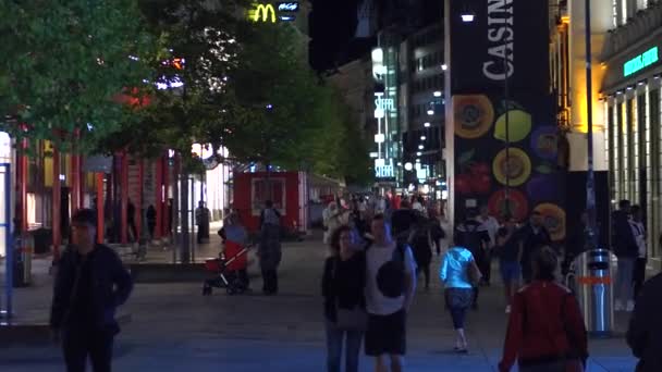 Vídeň, Rakousko - 11 srpna 2017. Večer je rušná pěší ulice — Stock video