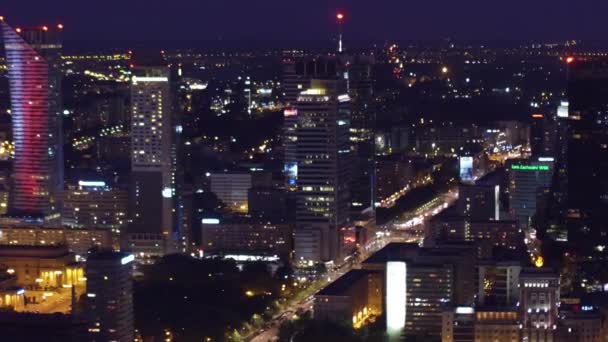 Varsó, Lengyelország - augusztus 26, 2017. Légi night shot utcák és modern épület a belvárosban — Stock videók
