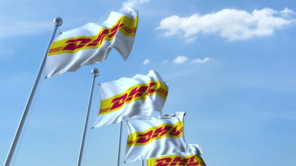 Bandiere sventolanti con logo DHL contro il cielo, rendering editoriale 3D — Foto Stock