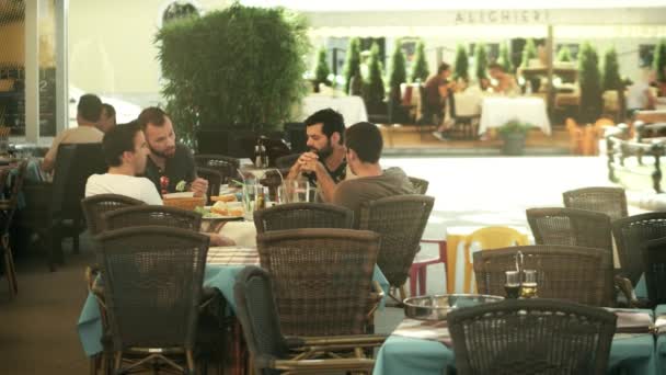 PULA, CROATIA - AUGUST 4, 2017. Young male friends eat out in a street cafe — Stock Video