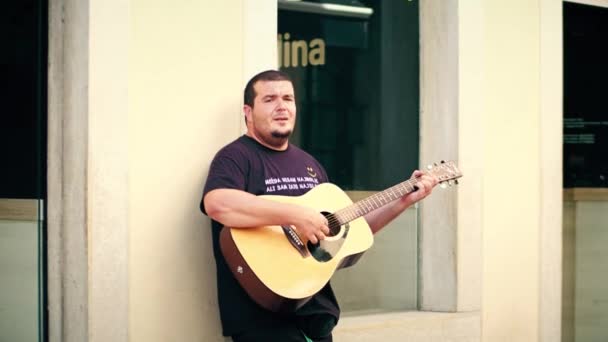ПУЛА, ХОРВАТИЯ - 4 августа 2017 года. Гитарист играет и поет на улице — стоковое видео