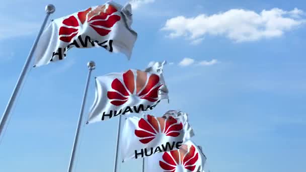 Drapeaux avec logo Huawei contre le ciel, boucle transparente. Animation éditoriale 4K — Video