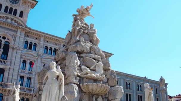 Trieste, italien - 11. august 2017. brunnen der vier kontinente auf der piazza unita ditalia oder einheit des italienischen platzes — Stockvideo