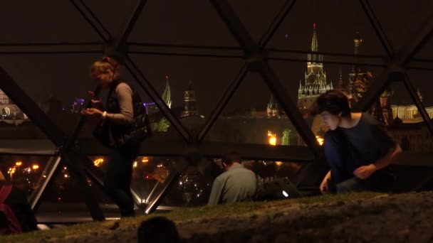 Rusland, Moskou - 13 September 2017. Jongeren in Zaryadye park in de buurt van Kremlin onder futuristische glazen koepel in de avond — Stockvideo