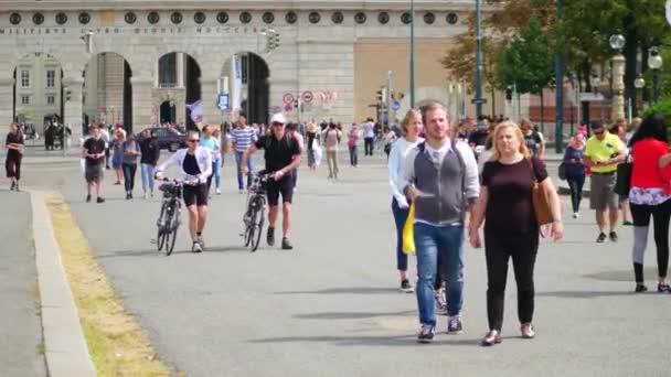 Vienna, Oostenrijk - 12 augustus 2017. Mensen lopen langs stad straat op een zonnige dag — Stockvideo