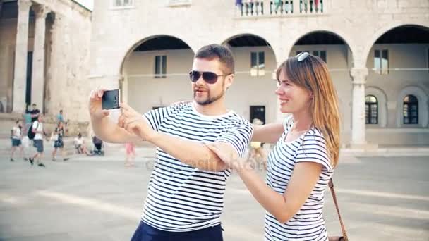 Mladí veselý pár selfie na dovolené — Stock video