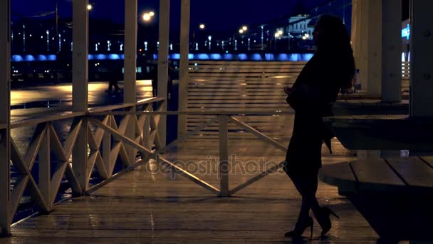 Mujer romántica joven de pie en la terraza en el parque de Moscú por la noche — Vídeos de Stock