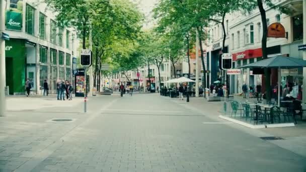 VIENA, AUSTRIA - 12 de agosto de 2017. Mariahilfer tiendas de la calle y cafeterías — Vídeo de stock