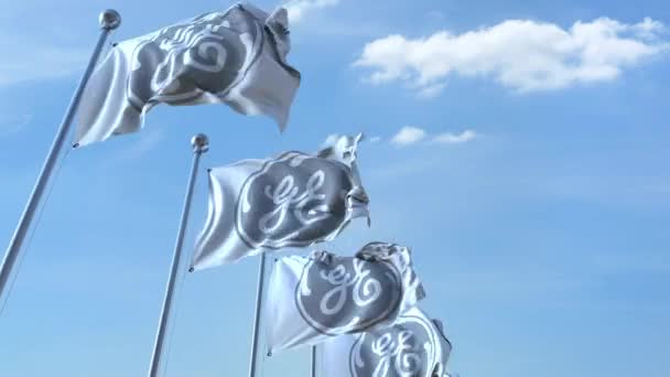 Vajande flaggor med General Electric logotyp mot himlen, sömlös loop. 4 k redaktionella animation — Stockvideo