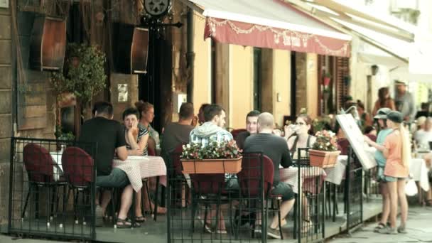 PULA, CROÁCIA - 4 de agosto de 2017. As pessoas comem fora em um café de rua — Vídeo de Stock