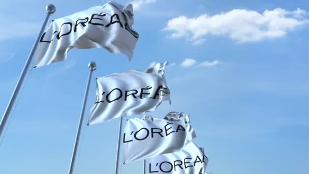 Vajande flaggor med Loreal logotyp mot himlen, sömlös loop. 4 k redaktionella animation — Stockvideo