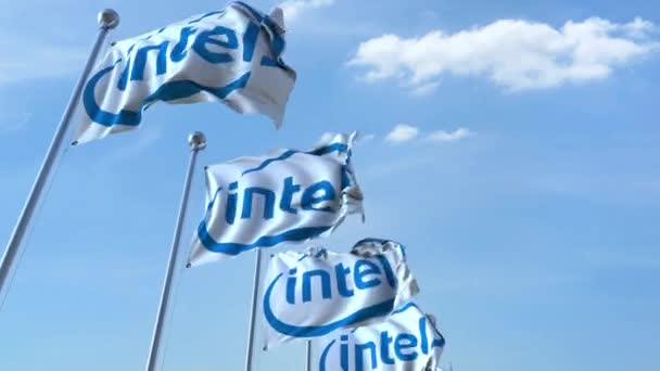 Ondeando banderas con el logotipo de Intel contra el cielo, bucle sin fisuras. Animación editorial 4K — Vídeo de stock