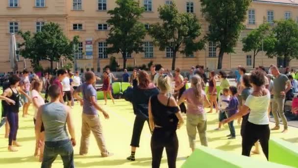 Vienna, Oostenrijk - 12 augustus 2017. Mensen het bijwonen van de groep fitness klasse op het gebied van het Museumsquartier — Stockvideo