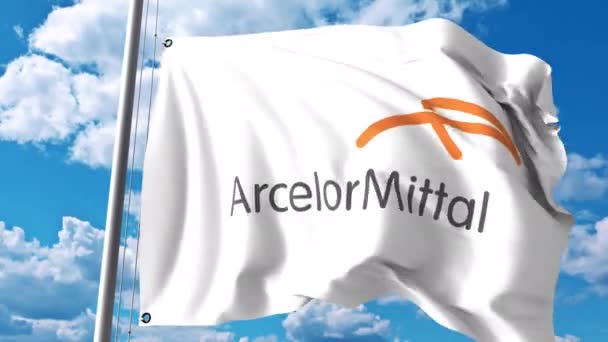 Bandiera sventolante con logo ArcelorMittal contro nuvole e cielo. Animazione editoriale 4K — Video Stock