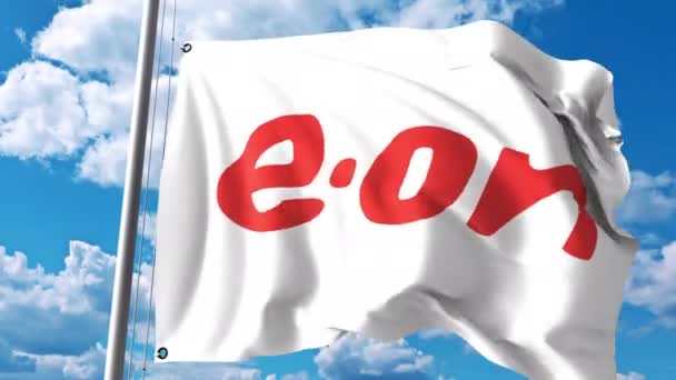 Drapeau avec logo E.ON sur les nuages et le ciel. Animation éditoriale 4K — Video