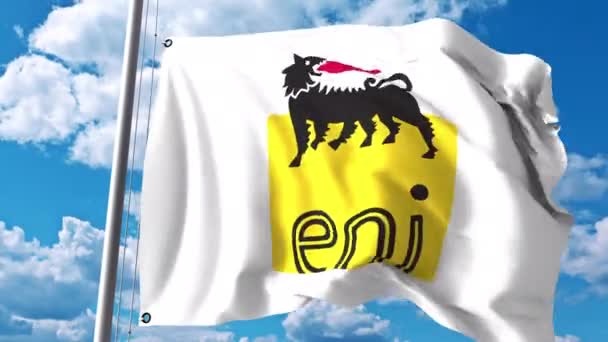 Macha flagą z logo Eni S.p.A. przeciwko chmury i niebo. 4 k redakcji animacji — Wideo stockowe