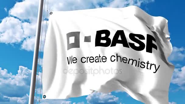 Размахивание флагом с логотипом BASF против облаков и неба. Редакция 4K — стоковое видео