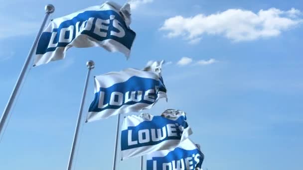 Размахивание флагами с логотипом Lowes против неба, бесшовная петля. Редакция 4K — стоковое видео