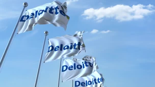 Размахивание флагами с логотипом Deloitte против неба, бесшовная петля. Редакция 4K — стоковое видео