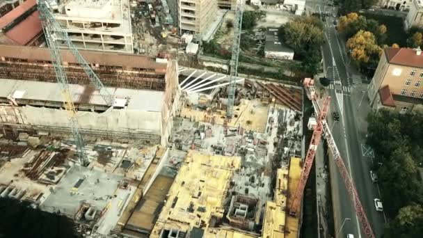 Luchtfoto down bekijken schot van een bouwplaats stadsvernieuwing — Stockvideo