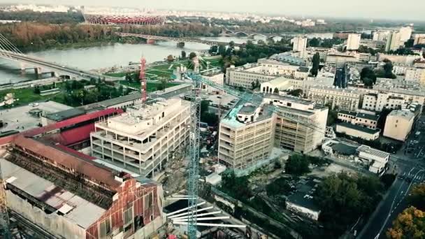ポーランド - ワルシャワ、2017 年 9 月 27 日都市改修工事と街並みの空撮ショット — ストック動画