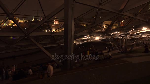 RUSIA, MOSCÚ - 13 DE SEPTIEMBRE DE 2017. La gente camina en el parque Zaryadye cerca del Kremlin bajo la cúpula futurista de cristal por la noche — Vídeos de Stock