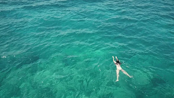 Letecký snímek mladé ženy, plavání v moři — Stock fotografie