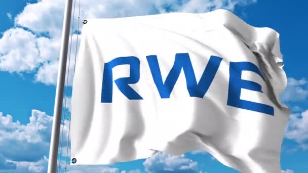 Bandera ondeando con el logotipo de RWE AG contra nubes y cielo. Animación editorial 4K — Vídeo de stock