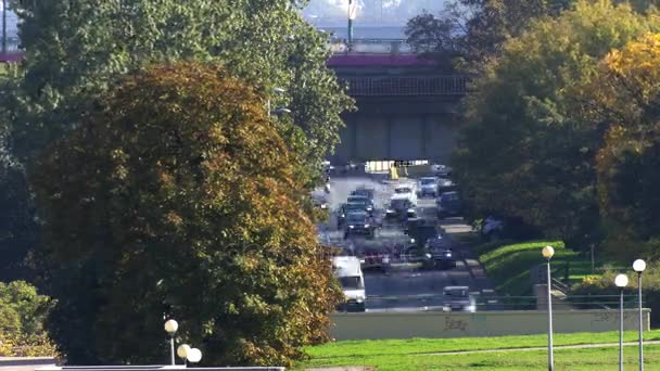 Moderne stad verkeer time-lapse, bewegende auto's en treinen telelens schot — Stockvideo