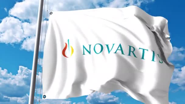 Κουνώντας τη σημαία με το λογότυπο της Novartis κατά των νεφών και του ουρανού. 4 k σύνταξης κινούμενα σχέδια — Αρχείο Βίντεο