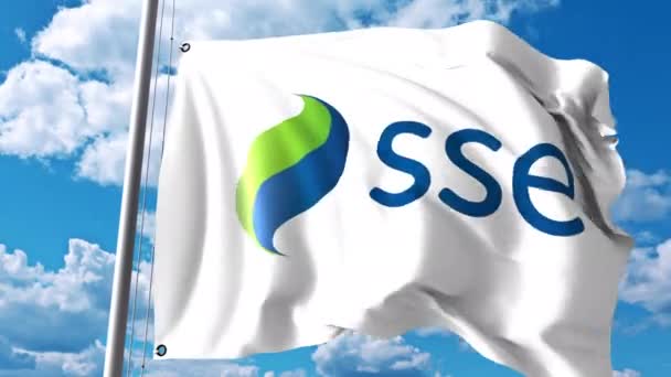 Integetett zászló ellen a felhők és a sky skót és a Southern Energy plc Sse logóval. 4 k szerkesztői animáció — Stock videók