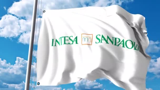 Acenando bandeira com logotipo Intesa Sanpaolo contra nuvens e céu. Animação editorial 4K — Vídeo de Stock