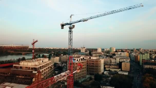 Warszawa - 27 września 2017 r. Aerial strzał malejącej żurawi wieżowych miejskiego placu budowy — Wideo stockowe