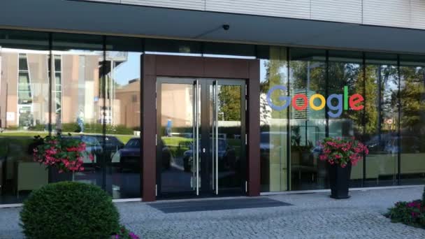 Стеклянный фасад современного офисного здания с логотипом Google. Редакционная 3D рендеринг — стоковое видео
