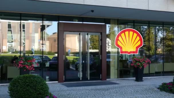 Fachada de vidro de um edifício de escritórios moderno com logotipo da Shell Oil Company. Renderização 3D editorial — Vídeo de Stock