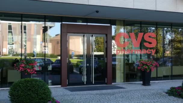 Glasfassade eines modernen Bürogebäudes mit cvs Health-Logo. redaktionelles 3D-Rendering — Stockvideo