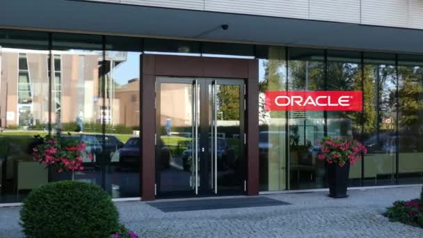 Fachada de cristal de un moderno edificio de oficinas con el logotipo de Oracle Corporation. Representación Editorial 3D — Vídeos de Stock