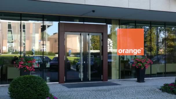 Fachada de cristal de un moderno edificio de oficinas con logo Orange S.A.. Representación Editorial 3D — Vídeos de Stock