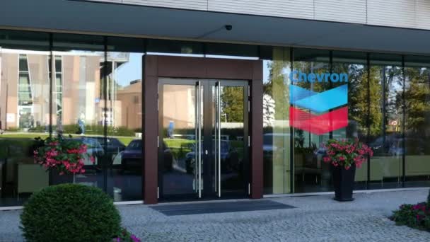 Glasfassade eines modernen Bürogebäudes mit Chevron-Firmenlogo. redaktionelles 3D-Rendering — Stockvideo