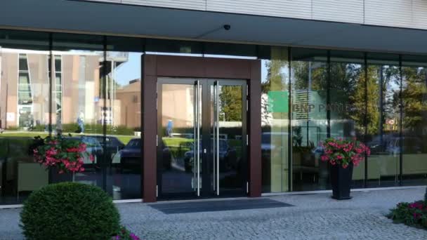 Glasfassade eines modernen Bürogebäudes mit bnp paribas-Logo. redaktionelles 3D-Rendering — Stockvideo