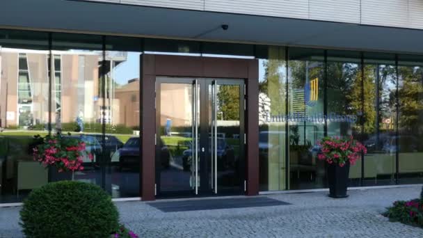 Glasfassade eines modernen Bürogebäudes mit dem Logo der Gesundheitsgruppe. redaktionelles 3D-Rendering — Stockvideo