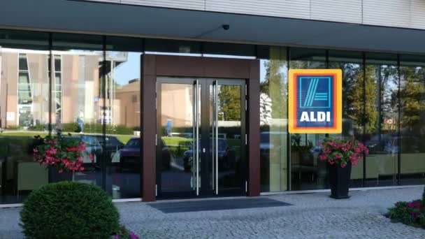 Fachada de cristal de un moderno edificio de oficinas con logotipo de Aldi. Representación Editorial 3D — Vídeos de Stock