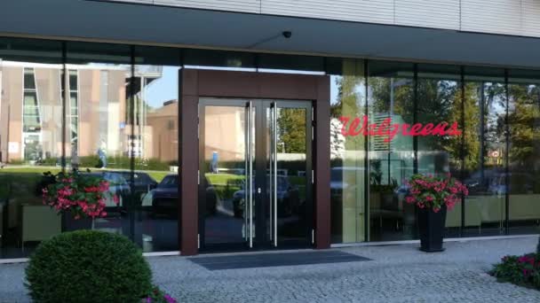 Glazen gevel van een modern kantoorgebouw met Walgreens logo. Redactioneel 3D-rendering — Stockvideo