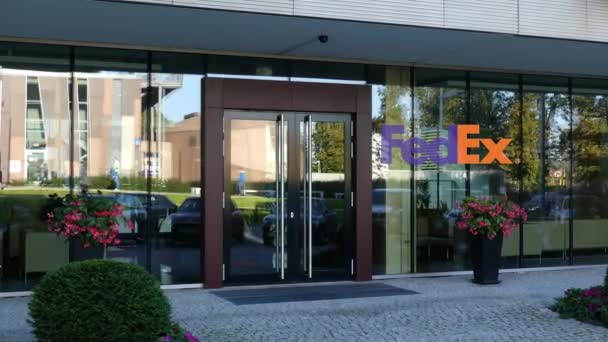 Glasfassade eines modernen Bürogebäudes mit Fedex-Logo. redaktionelles 3D-Rendering — Stockvideo