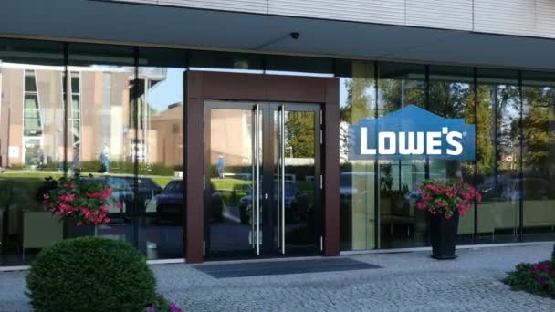 Glasfassade eines modernen Bürohauses mit Lowes-Logo. redaktionelles 3D-Rendering — Stockvideo