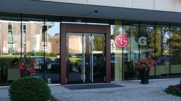 Glasfassade eines modernen Bürogebäudes mit Firmenlogo der lg. redaktionelles 3D-Rendering — Stockvideo