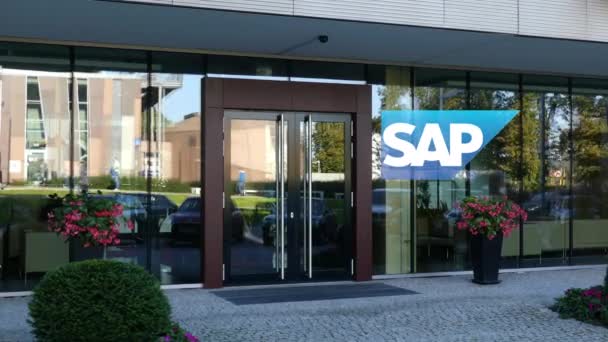 Glas facade af en moderne kontorbygning med SAP SE logo. Redaktionel 3D-gengivelse – Stock-video