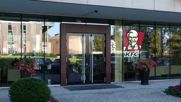 Fachada de vidrio de un moderno edificio de oficinas con el logo Kentucky Fried Chicken KFC. Representación Editorial 3D — Vídeos de Stock
