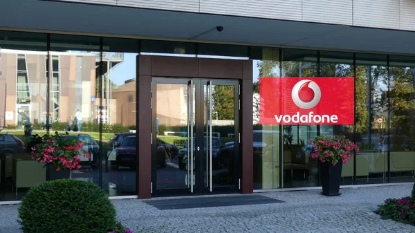 Skleněné štítové průčelí moderní kancelářská budova s logem Vodafone. Úvodník 3d vykreslování — Stock fotografie