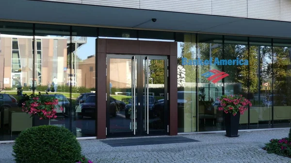 Fachada de cristal de un moderno edificio de oficinas con el logotipo de Bank of America. Representación Editorial 3D — Foto de Stock
